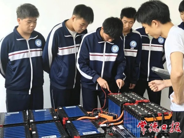 《常德日报》报道我校：智慧摇篮育匠才柳叶湖畔启新篇——常德时代中等职业学校的“新”质育人之路